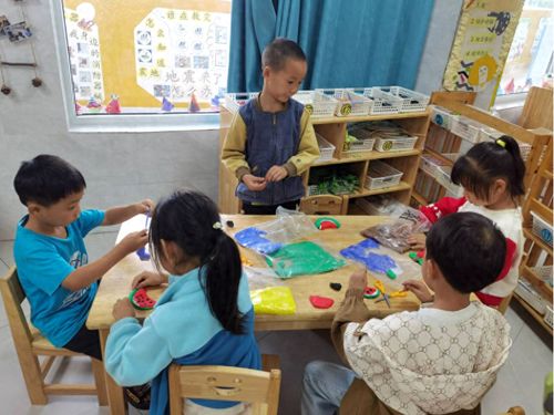 江安縣夕佳山鎮蟠龍幼兒園開展 水果捏捏樂 藝術活動